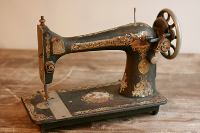 antiquesingersewingmachine.jpg